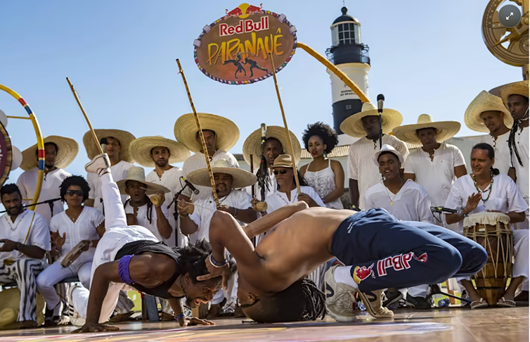 Na Capoeira Angola, a mais antiga (da época da escravidão), os golpes são próximos ao chão, o ritmo é lento, há muita malícia e ninguém bate palmas.-Divulgação Marcelo Maragni Red Bull Paranauê 