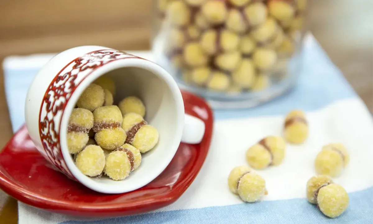 O biscoito tem origem portuguesa e é descendente indireto do famoso alfajor árabe, segundo informações dos principais sites sobre doces e guloseimas. No Brasil, a receita sofreu variações e ficou conhecida como o mais famoso quitute em casamentos.