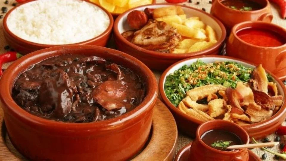 A avaliação foi feita por mais de 4,9 mil leitores, sejam eles brasileiros ou estrangeiros, que deixaram suas opiniões sobre diversos pratos da culinária local. A lista foi cercada de polêmica, já que inclui comidas típicas comuns ao nosso dia a dia, em diferentes regiões do país. 