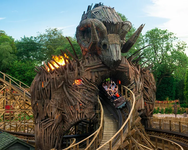 12°) Alton Towers Resort (Staffordshire, Inglaterra): O parque oferece uma variedade de montanhas-russas e atrações temáticas, como a icônica Nemesis e a Wicker Man (foto). Além disso, o resort conta com um parque aquático e até campo de golfe! 
