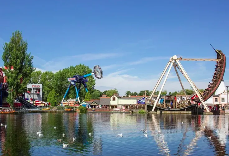 20°) Drayton Manor Theme Park (Staffordshire, Inglaterra): O parque é famoso por abrigar a primeira montanha-russa invertida do Reino Unido, chamada "Shockwave". Além das atrações, o Drayton Manor também possui um zoológico com uma variedade de animais exóticos.