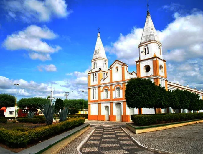 Uauá (Bahia) - Cidade com 25.800 habitantes numa área de 2.950 km², a 462m de altitude e 438km de distância da capital Salvador
