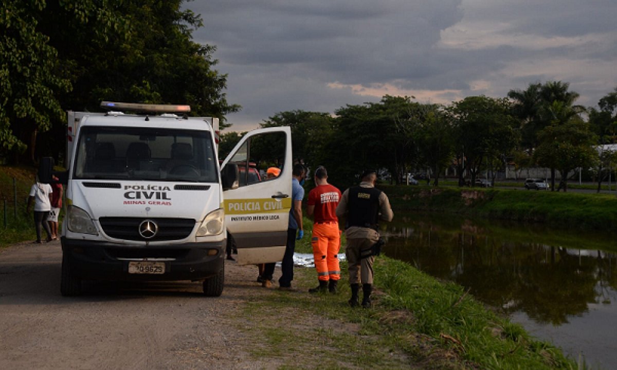 Vítima entrou na Lagoa da Pampulha para nadar mas acabou se afogando -  (crédito: Túlio Santos / EM / D.A Press)