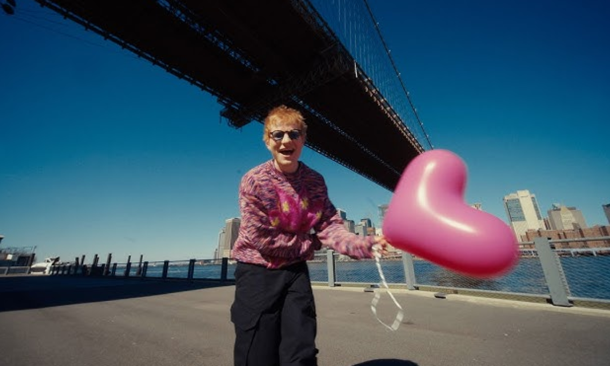 No clipe, Sheeran passa por v&aacute;rios lugares do Reino Unido e de Nova York, sempre segurando um bal&atilde;o rosa
 -  (crédito: Divulga&ccedil;&atilde;o)