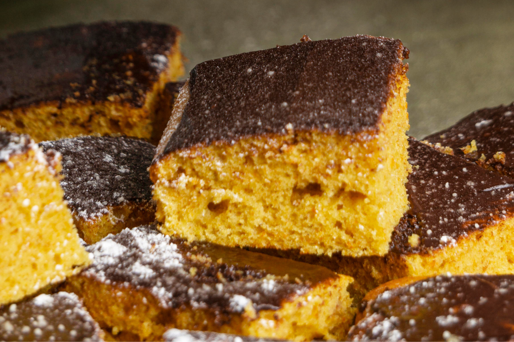 Fácil de preparar e com ingredientes acessíveis, o bolo de fubá é a escolha perfeita para um lanche reconfortante