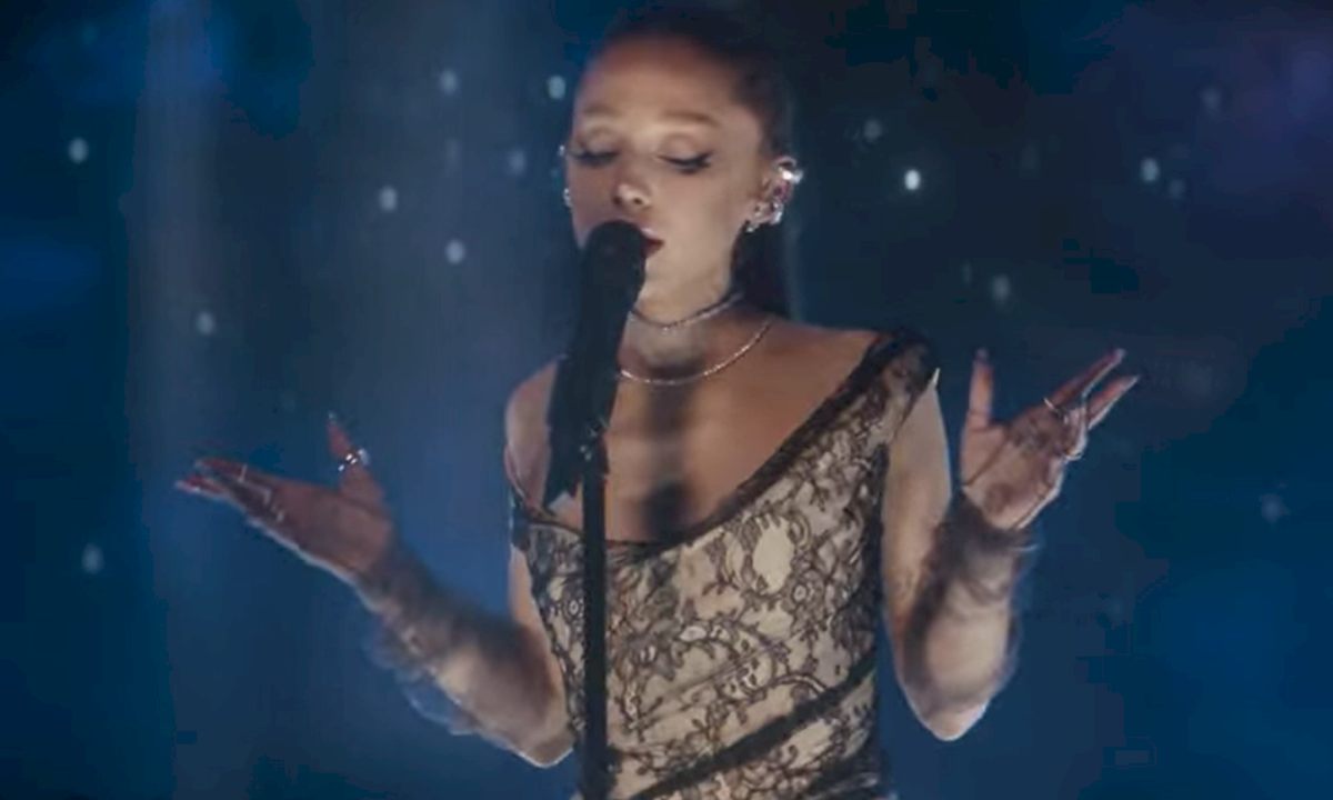 Puro Luxo! Ariana Grande brilha com joias deslumbrantes em 'Brighter Days A - (crédito: Reprodução / YouTube) Puro Luxo! Ariana Grande brilha com joias deslumbrantes em 'Brighter Days A - (crédito: Reprodução / YouTube)