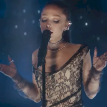Puro Luxo! Ariana Grande brilha com joias deslumbrantes em 'Brighter Days A - Reprodução / YouTube