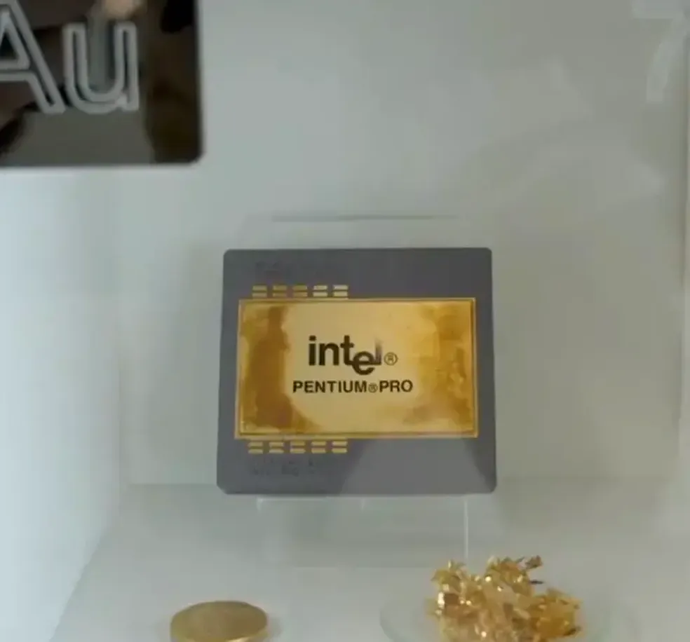 No compartimento do ouro, o magnata da tecnologia colocou um processador da Intel, que é feito com o metal precioso