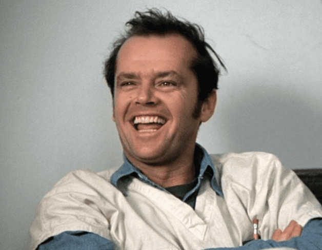 A primeira vitória no Oscar, no entanto, só vem em 1976, por "Um Estranho no Ninho" (1975), no qual Nicholson interpreta o icônico Randle McMurphy, um rebelde internado em um hospital psiquiátrico.