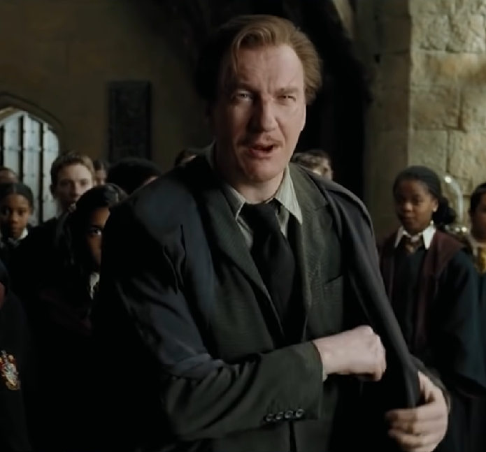 Remus Lupin é introduzido no terceiro livro, "Harry Potter e o Prisioneiro de Azkaban". Na história, ele foi amigo dos pais de Harry e, eventualmente, torna-se professor de Defesa Contra as Artes das Trevas em Hogwarts.