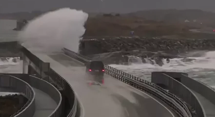 A estrada tem muitas curvas - uma delas especialmente acentuada e assustadora, dando impressÃ£o de que o carro vai perder o controle e cair.  No mÃªs de outubro, tempestades sÃ£o mais comuns no AtlÃ¢ntico e ondas gigantes atingem as pontes.