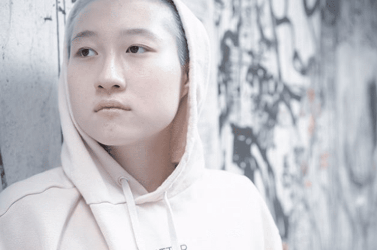 Em 1999, Jackie revelou ter tido uma filha fora do casamento, chamada Etta Ng (foto), fruto de um relacionamento com a ex-miss Elaine Ng. Em entrevistas, o ator já admitiu ter sido "um péssimo pai" devido ao trabalho excessivo.