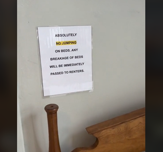 Outros avisos dizem coisas como "não coloque nada quente em cima da mesa" e "não deixe cair nada no chão". 