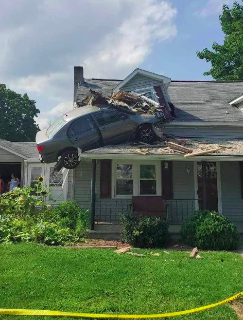 Um carro simplesmente “decolou” e atingiu o segundo andar de uma casa no município de Decatur. Nenhum morador ficou ferido.