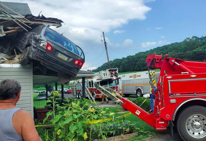 Um porta-voz da “Junction Fire Company” (equivalente aos bombeiros) disse à rede norte-americana ABC que, provavelmente, o carro subiu em uma saída de esgoto e saiu do chão antes de atingir a casa.