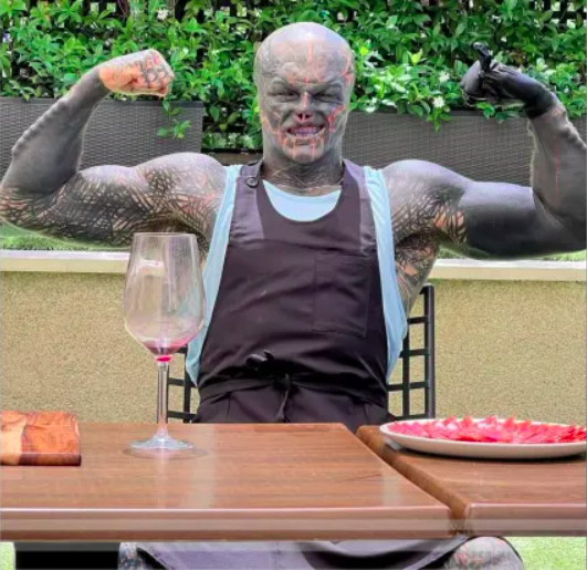 O “homem-alienígena” tem mais de 1,3 milhão de seguidores no Instagram, no qual compartilha várias imagens dos procedimentos e fala abertamente sobre seu projeto de se tornar um extraterreste.
