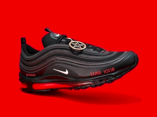 Em 2021, a MISCHF foi processada pela Nike por conta do chamado “Tênis de Satanás”, feito com sangue humano. Além disso, eles também respondem a um processo da marca Vans. Confira outros itens esquisitos que já foram leiloados!