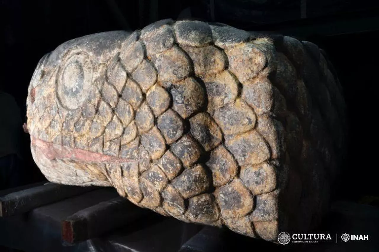 Essa serpente de pedra de 500 anos atrás surgiu no solo da faculdade depois de um terremoto em 2022. O tremor de magnitude 7,7 atingiu os estados mexicanos de Michoacán e Colima em 19 de setembr.  Esse cenário trouxe estrondos que foram sentidos a 400 km do epicentro na capital do México e trouxeram danos a vários prédios. 