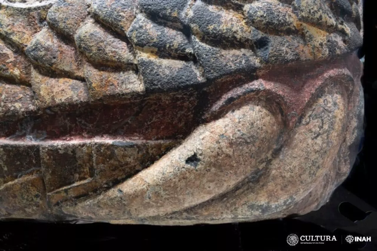 A serpente asteca esculpida foi encontrada a uma profundidade de 4,5 metros. Além disso, mede 1,8 metro de comprimento por um metro de altura e 85 de largura, com um pedo estimado em 1,2 toneladas. 