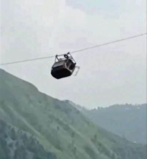 Na terça 22/8, devido à falta de visibilidade, as autoridades decidiram interromper temporariamente as operações de resgate por helicóptero -- são oito horas a mais em relação ao Brasil.