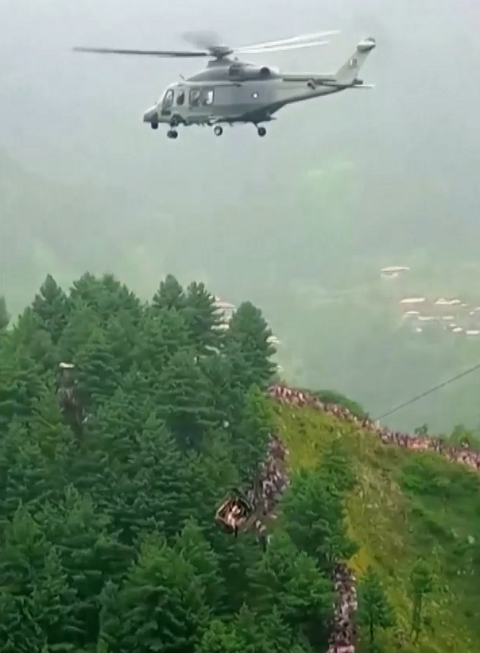 O principal receio é que o vento causado pelo helicóptero agitasse demais a cabine e a tornasse instável.