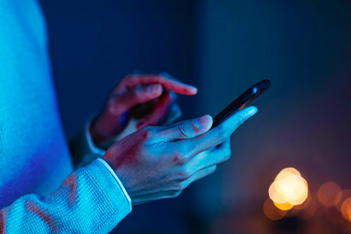 De acordo com Zuckerberg, os smartphones são limitados e "afastam as pessoas das interações reais com outras pessoas".

