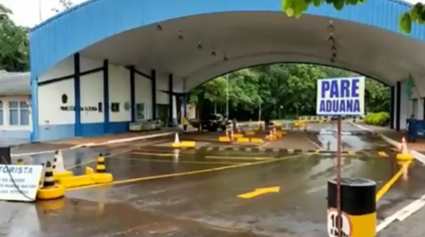 A fronteira Brasil-Argentina no Paraná fica em Santo Antônio do Sudoeste e a passagem para o município de San Antônio, na Argentina, foi reaberta em fevereiro deste ano (2022), após quase dois anos de fechamento por causa da pandemia da Covid. 