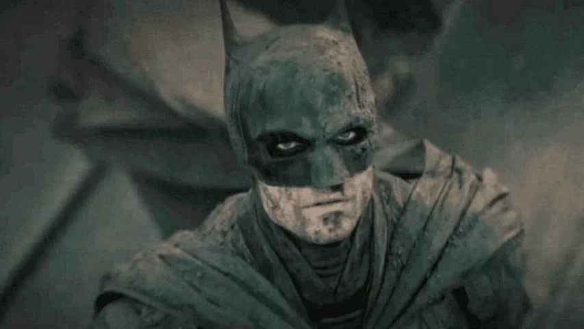 Robert Pattinson: O ator britânico assumiu o manto do Cavaleiro das Trevas no filme "The Batman", dirigido por Matt Reeves e lançado em 2022. Sua interpretação trouxe uma abordagem mais jovem e explosiva ao personagem.