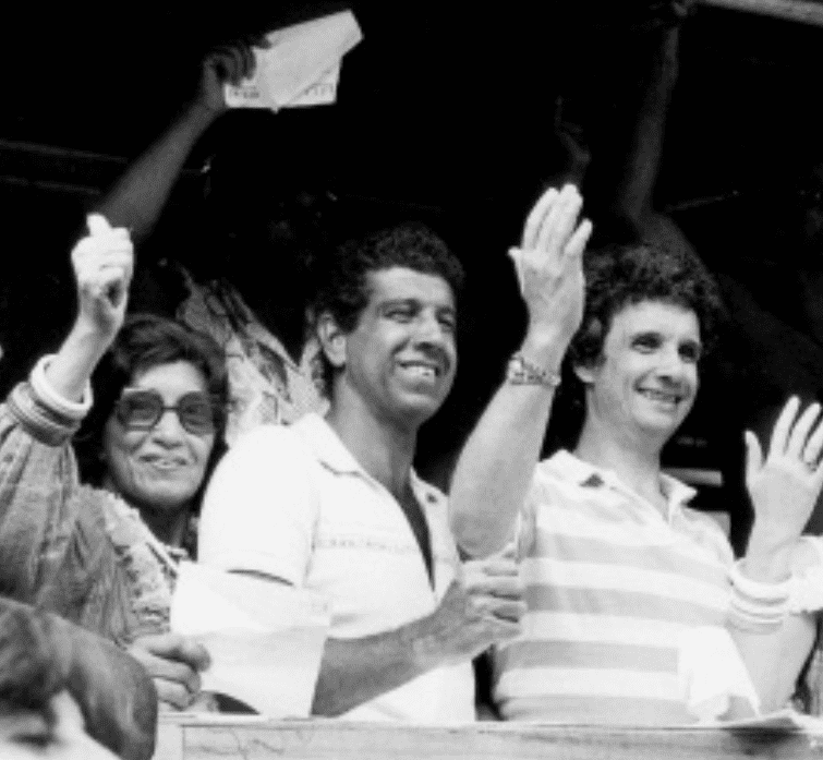 Roberto Carlos homenageou a mÃ£e, a costureira Laura Moreira Braga, morta em 2020, em uma canÃ§Ã£o que tornou-se muito famosa: â??Lady Lauraâ?. O pai, Robertino Braga, tambÃ©m ganhou uma canÃ§Ã£o do Rei: â??Meu Querido, Meu Velho, Meu Amigoâ?, uma das inÃºmeras parcerias com Erasmo Carlos. 
