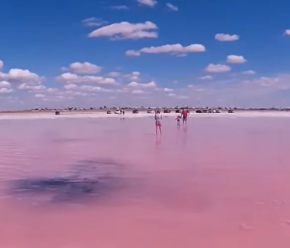 O fenômeno fascinante atrai milhares de turistas de todas as partes do mundo, embora seja um local de difícil acesso.
