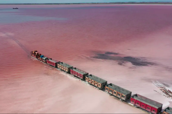 "É tão surreal quando você vê pela primeira vez! Água rosa, um trem no horizonte corta o lago, os pés afundam no sal. Vale a pena visitar este lugar", descreveu o fotógrafo russo Vadim Makhorov em seu Instagram.