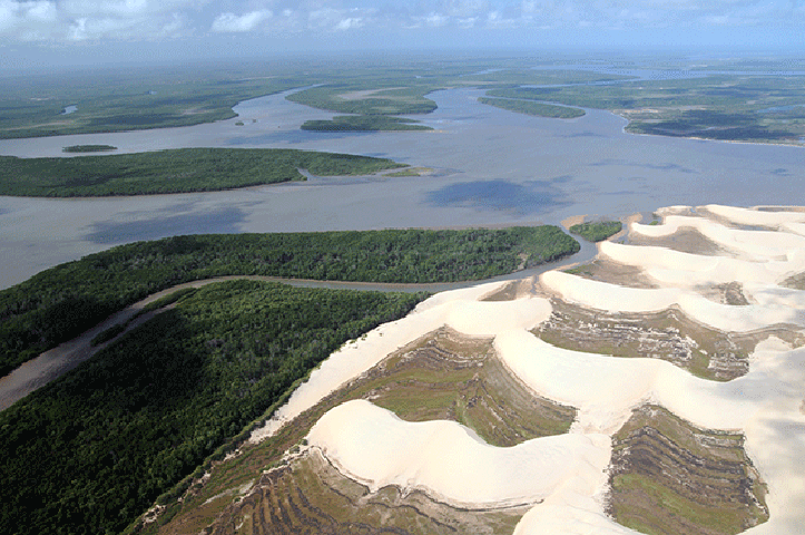 O Delta do Rio Parna&iacute;ba, tamb&eacute;m chamado de Delta das Am&eacute;ricas, &eacute; o &uacute;nico em mar aberto das Am&eacute;ricas e o terceiro maior do mundo - perde somente para o do Rio Nilo, na &Aacute;frica, e o do Rio Me Kong, no Vietn&atilde;, na &Aacute;sia. 