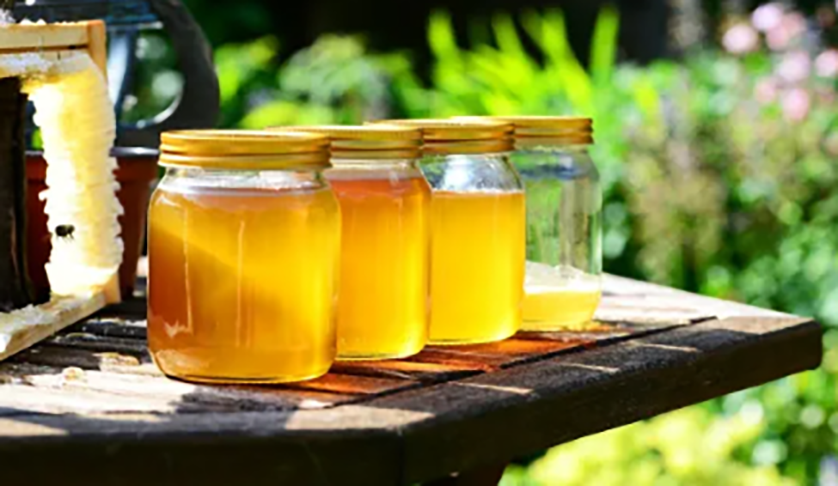 Mel de uruçu - Produzido no Nordeste, é amarelado e tem sabor puxado para o própolis. Sua fabricação é feita por abelhas sem ferrão -  "uruçu" vem do tupi "eiru su", que significa "abelha grande".  Tem bastante água.
