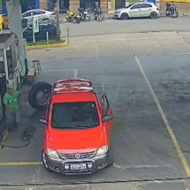 Vídeo: pneu de caminhão se solta, quase acerta frentista e danifica posto