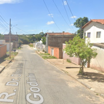 Mulher é esfaqueada e precisa pular de segundo andar para fugir do ex