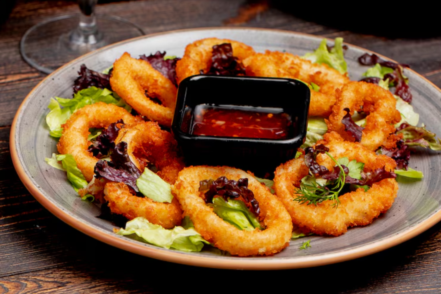 Calamares a la Romana: anéis de lula empanados e fritos, geralmente acompanhados de limão ou molhos como aioli. São muito consumidos como tapa ou lanche, especialmente nas regiões costeiras.