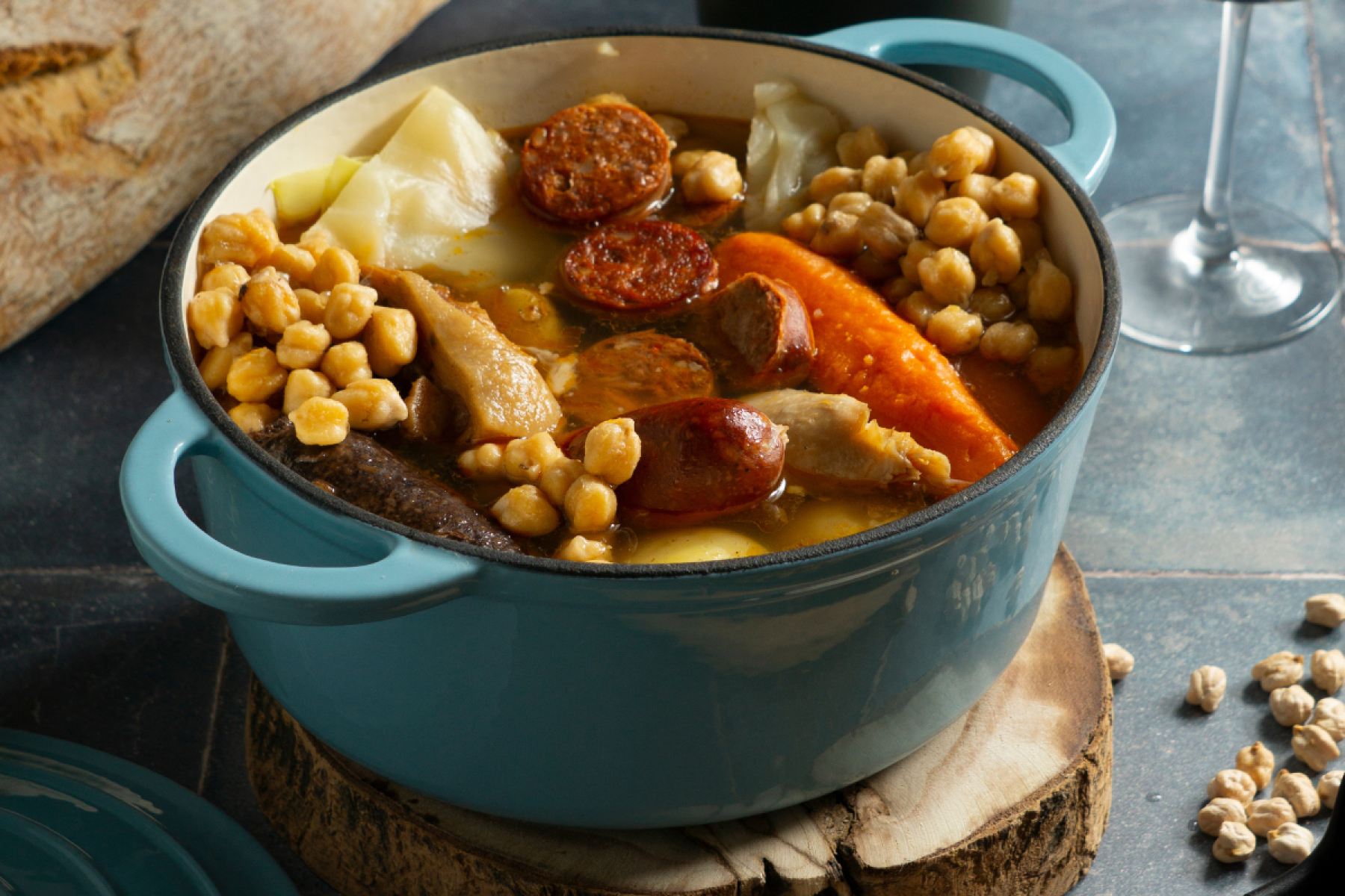 Cocido Madrileño: cozido tradicional de Madri, preparado com grão-de-bico, legumes, embutidos e carnes. É servido em três etapas: primeiro o caldo com massa, depois os vegetais, e por fim as carnes.
