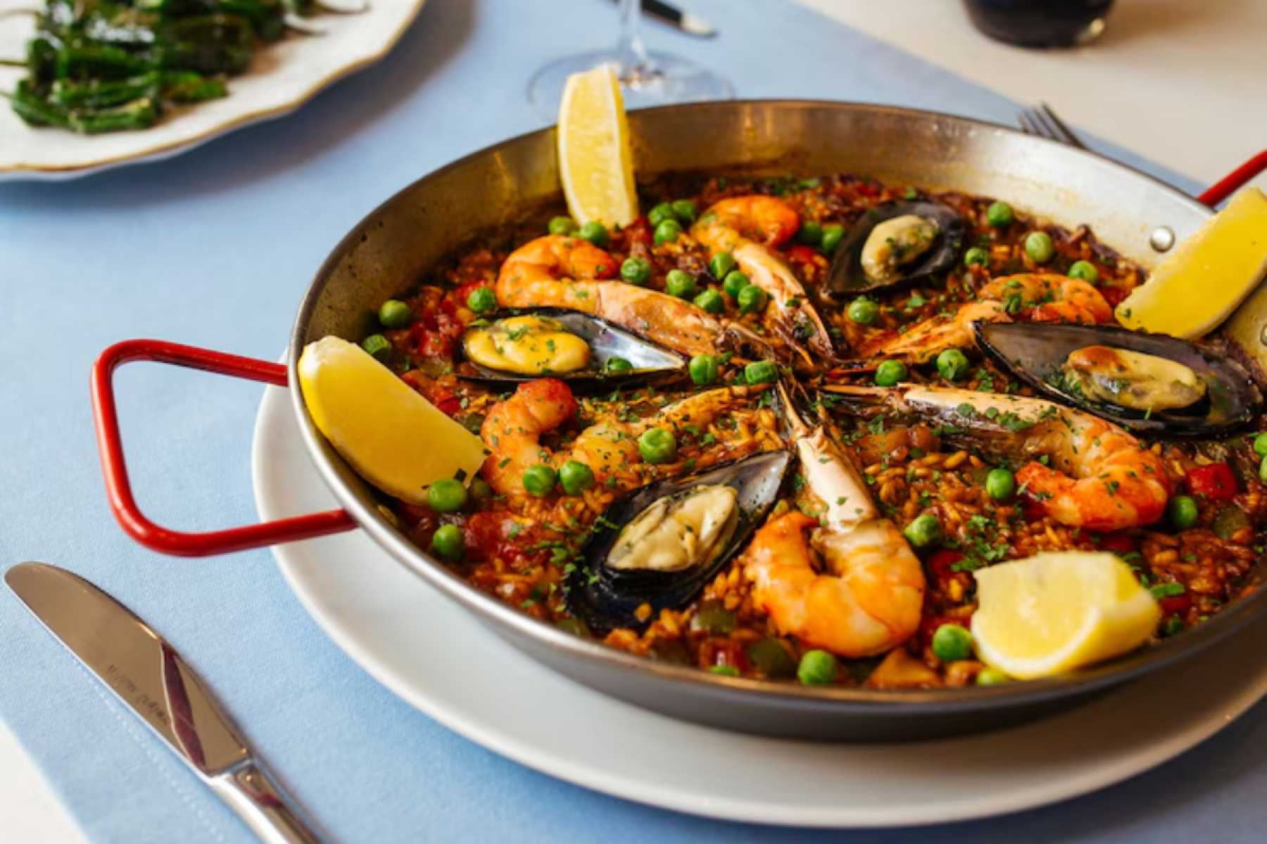 Paella: prato típico da região de Valência, feito com arroz, açafrão, frutos do mar, carnes e legumes. É cozido em uma frigideira larga chamada paellera e possui diversas variações, como a paella de mariscos, de frango ou vegetariana.