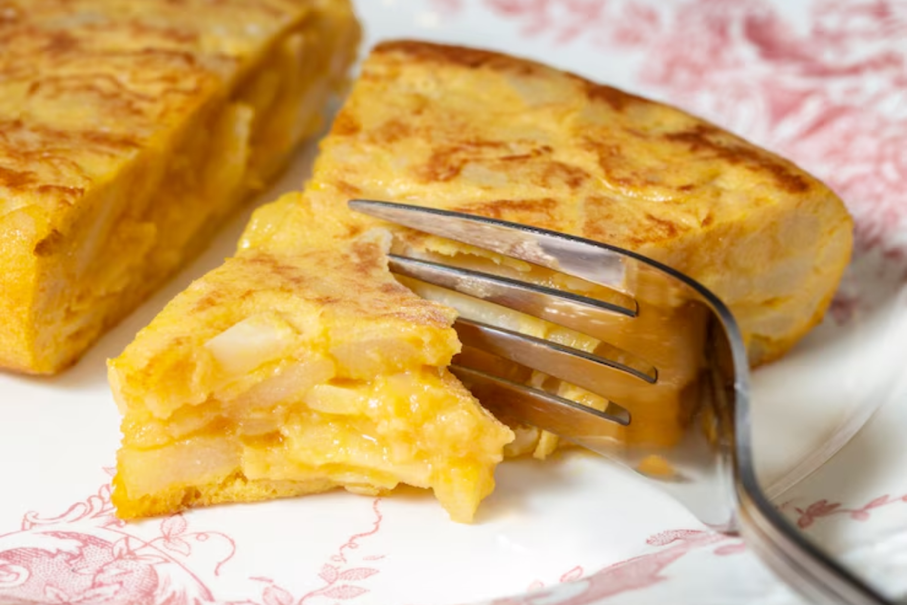 Tortilla Española: tradicional omelete espanhola feita com batata, ovos e, muitas vezes, cebola. É servida tanto quente quanto fria e faz parte da base da culinária caseira e das tapas.