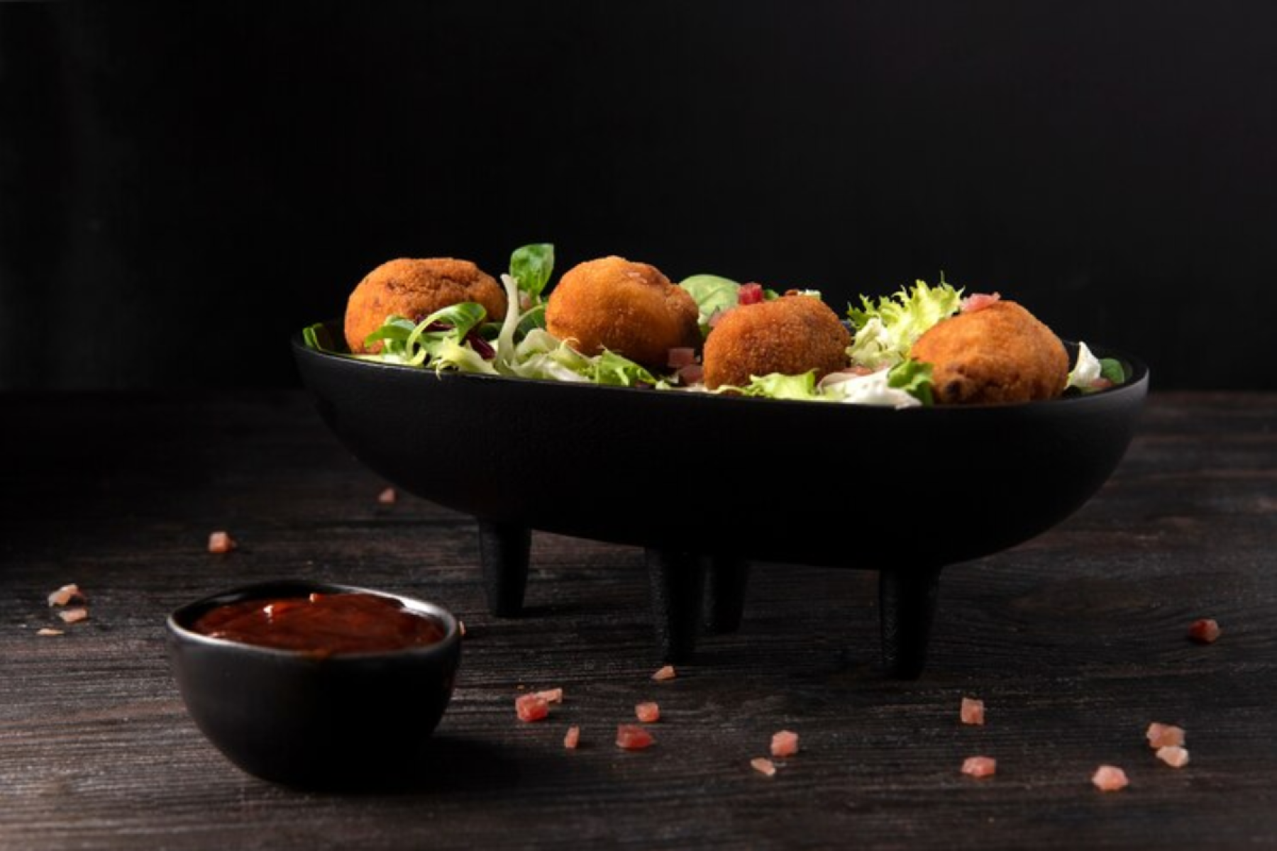 Croquetas: bolinhos fritos recheados com massa de bechamel e ingredientes variados como presunto, frango ou queijo. Crocantes por fora e cremosas por dentro, são um dos petiscos mais populares da Espanha.