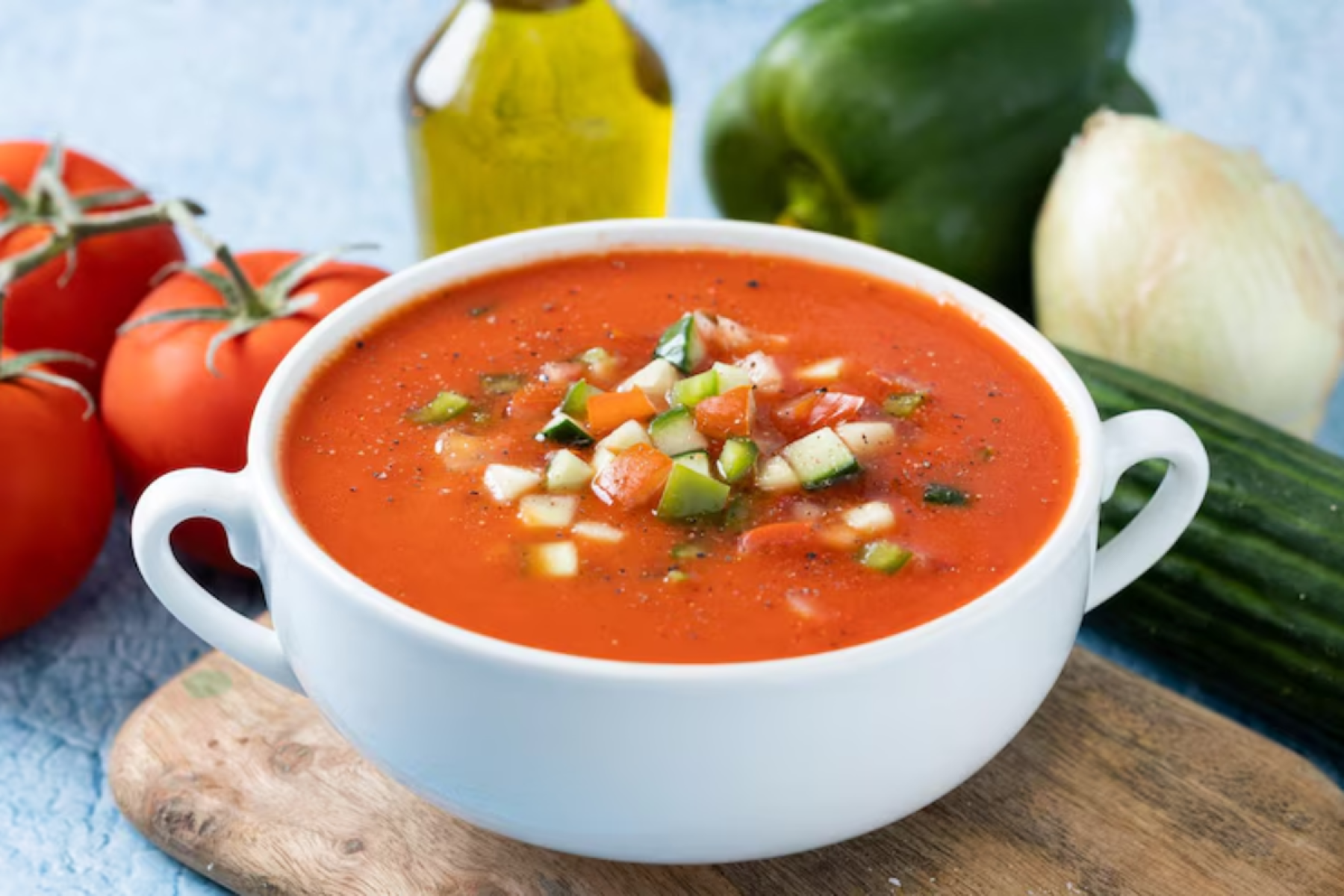 Gazpacho: sopa fria à base de tomate, pepino, pimentão, alho, vinagre e azeite. Típica da Andaluzia, é consumida nos meses quentes e conhecida por seu sabor refrescante e nutritivo.
