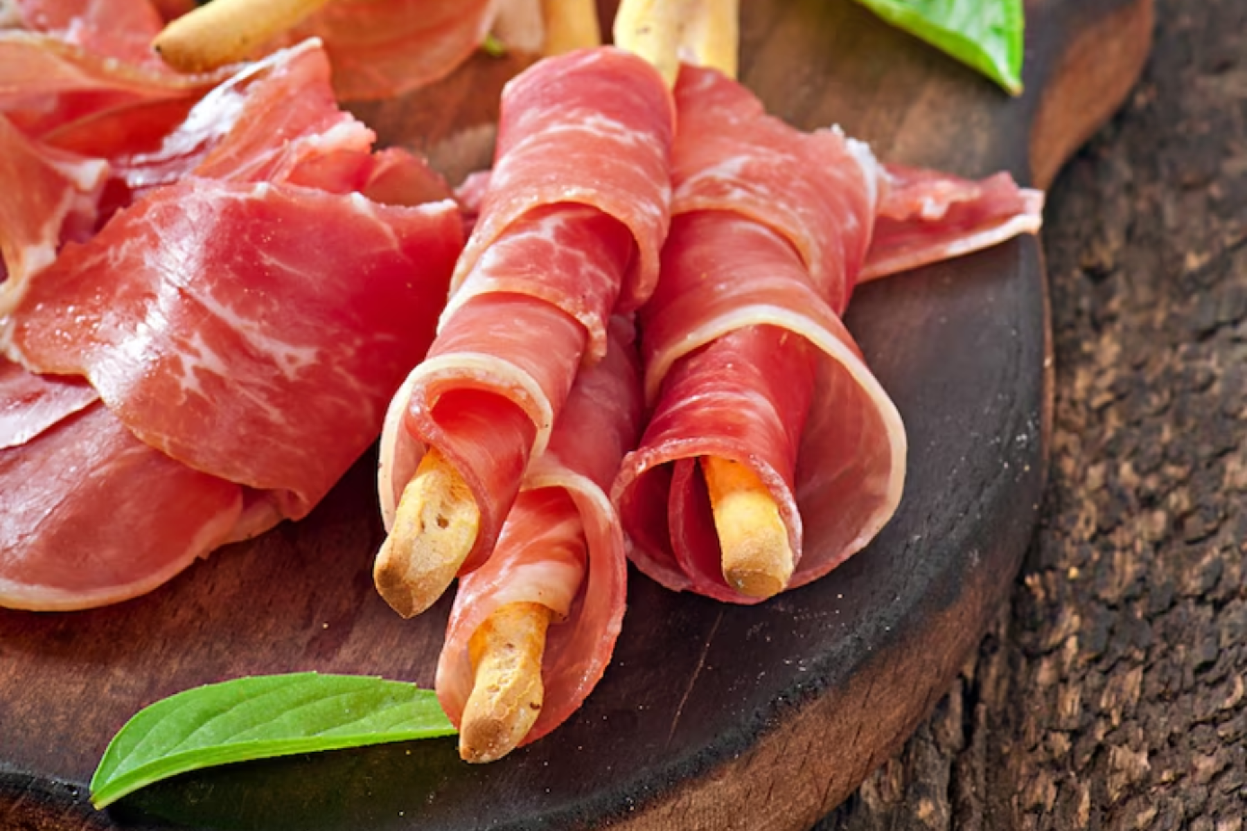 Jamón Ibérico: presunto curado de porcos da raça ibérica, reconhecido por sua textura delicada e sabor complexo. É consumido cru, em fatias finas, e considerado um dos produtos mais refinados da gastronomia espanhola.