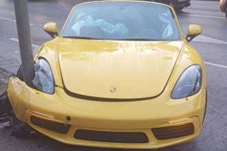 Motorista perde controle, bate e abandona Porsche em avenida de BH