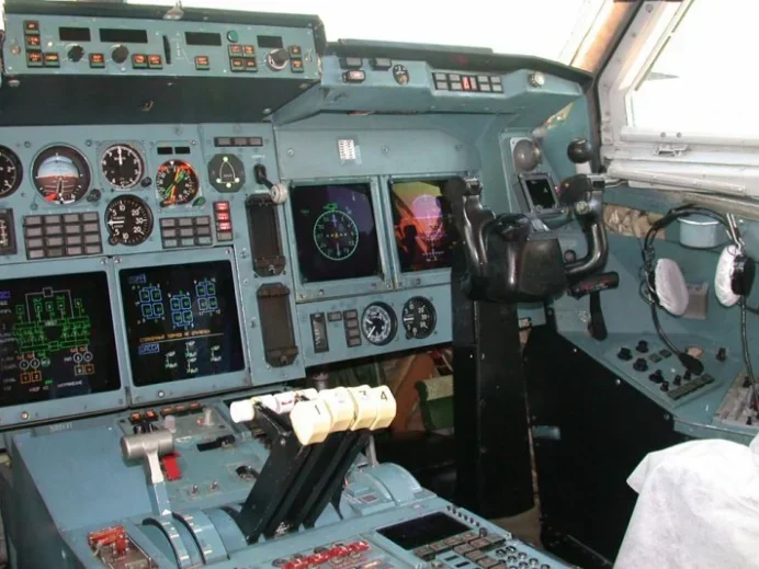 Mas o avião presidencial tem características exclusivas, para atender aos padrões de segurança e comunicação necessários à função de Putin no poder. 