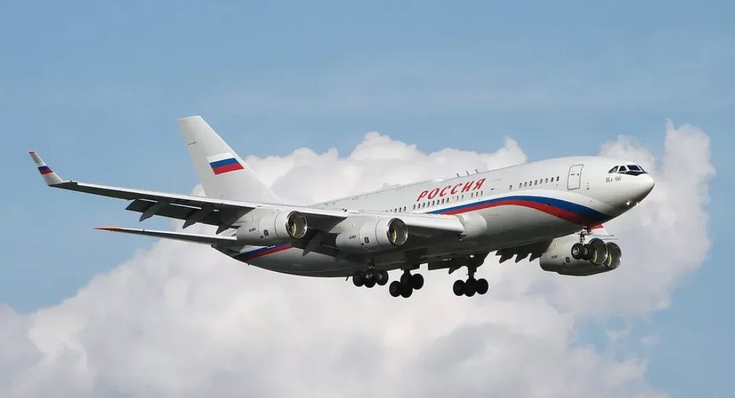 O avião tem tantos recursos que é uma espécie de escritório avançado do governo russo em pleno ar. Por isso, é chamado de Kremlin Voador. 