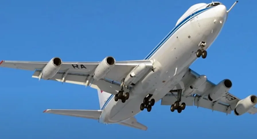 O Ilyushin IL-96 é um avião de transporte de longo curso operado principalmente na Rússia e na Ásia, além de Cuba, onde é operado pela Cubana de Aviación. Tem 55,40m de comprimento e 60,10 m de envergadura.