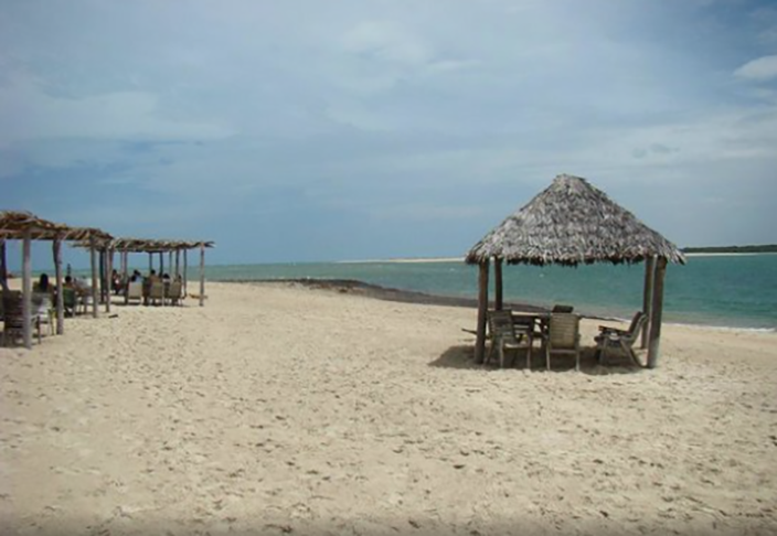 O litoral piauiense é o menor do Brasil : apenas 66 km. Mas são praias bonitas no Oceano Atlântico. Entre elas, a Praia de Macapá, em Luis Correia, formada entre a foz do rio Macapá e o mar aberto. Uma piscina natural entre bancos de areia. 