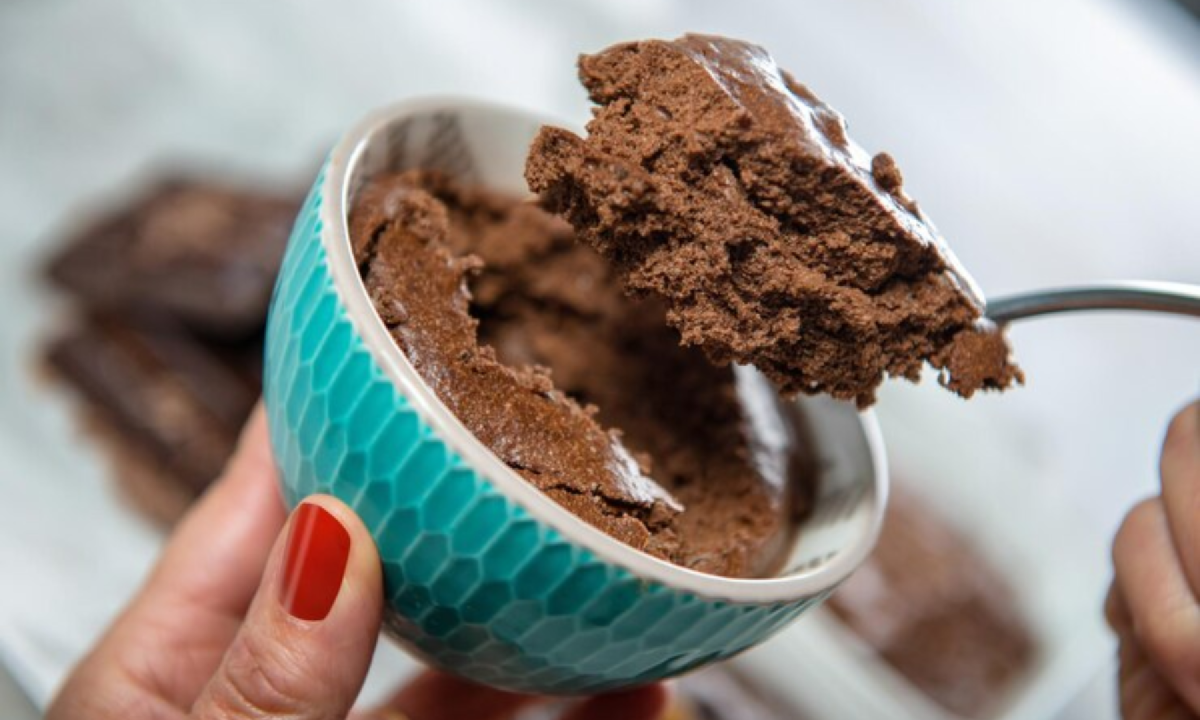 O brownie de micro-ondas é uma alternativa prática para momentos em que a pressa fala mais alto, mas o desejo por um doce caseiro não pode esperar