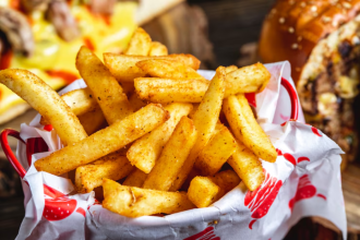 Batata crocante na airfryer: o truque para a textura perfeita sem usar óleo