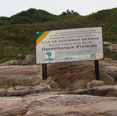 A Ilha da Queimada Grande faz parte de uma unidade de conservação criada em 31/1/1984. Tem o título de "área de relevante interesse ecológico", ou seja, com proteção determinada por lei para a preservação da fauna e da flora. 